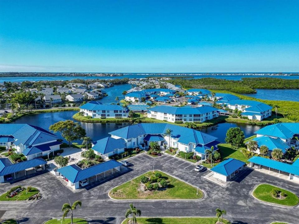 Под контрактом: $309,000 (2 спален, 2 ванн, 1185 Квадратных фут)