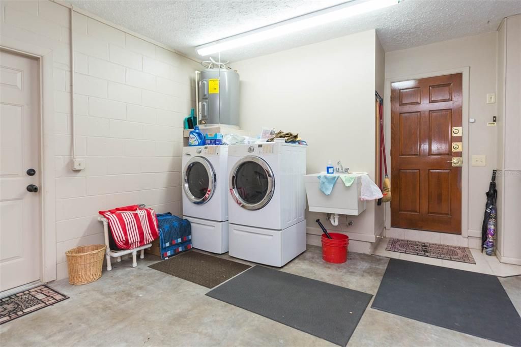 For Sale: $474,000 (4 beds, 2 baths, 1546 Square Feet)