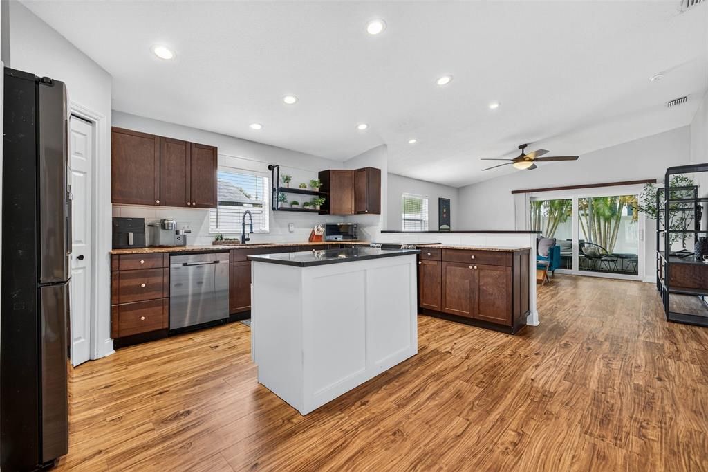 Active With Contract: $4,000 (3 beds, 2 baths, 1807 Square Feet)