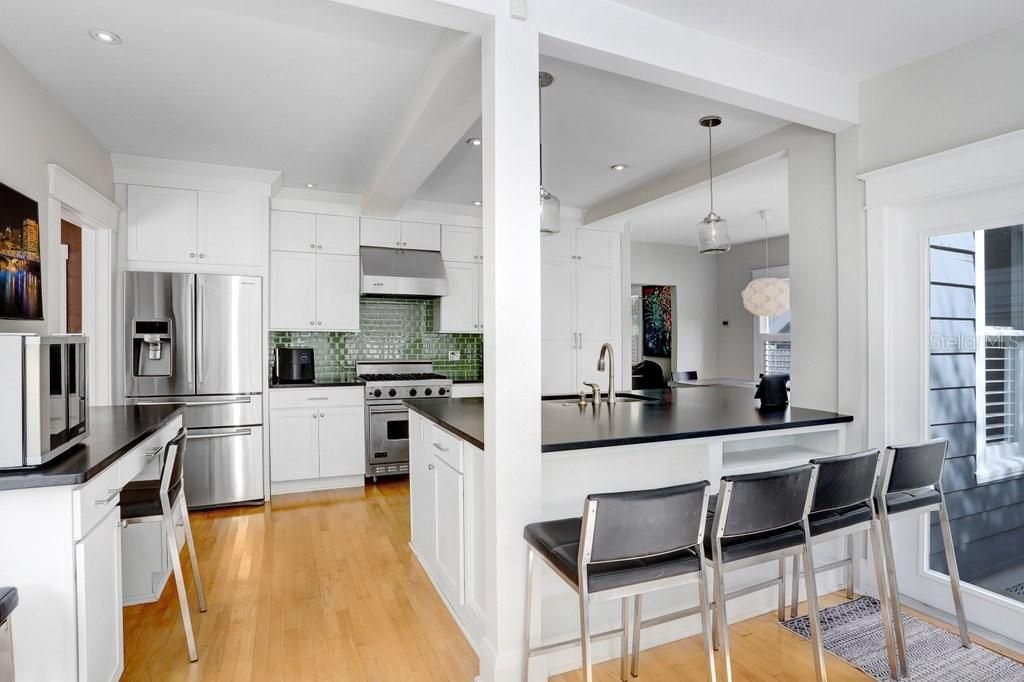 合同活跃: $1,699,000 (4 贝兹, 3 浴室, 3010 平方英尺)