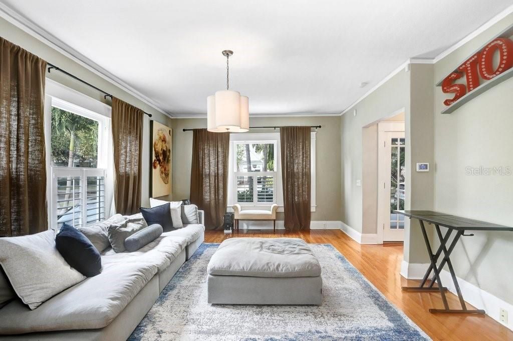 合同活跃: $1,699,000 (4 贝兹, 3 浴室, 3010 平方英尺)