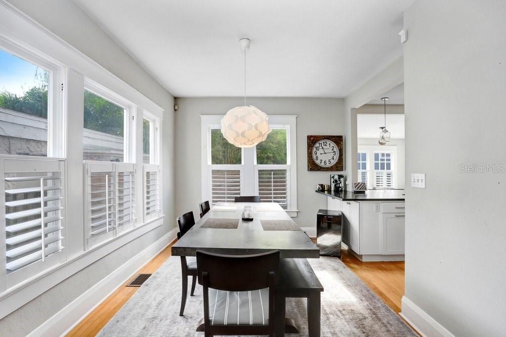 合同活跃: $1,699,000 (4 贝兹, 3 浴室, 3010 平方英尺)