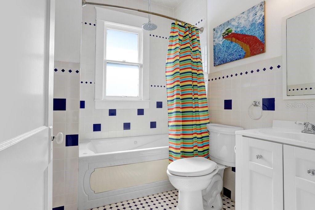 合同活跃: $1,699,000 (4 贝兹, 3 浴室, 3010 平方英尺)