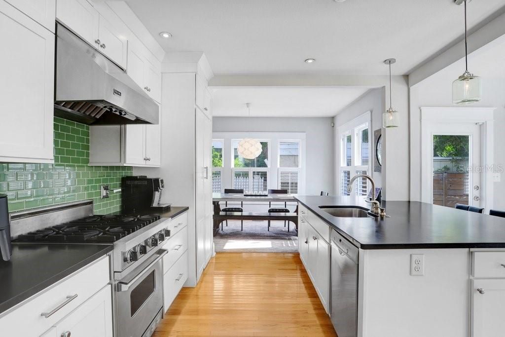 合同活跃: $1,699,000 (4 贝兹, 3 浴室, 3010 平方英尺)