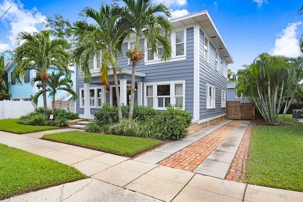 合同活跃: $1,699,000 (4 贝兹, 3 浴室, 3010 平方英尺)