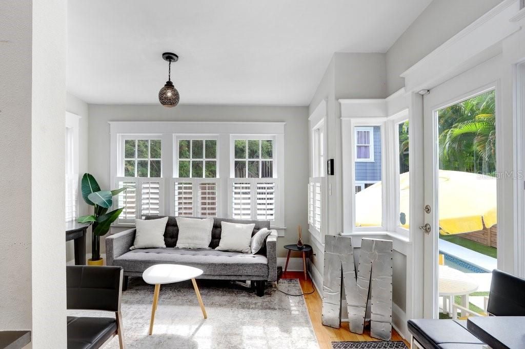 合同活跃: $1,699,000 (4 贝兹, 3 浴室, 3010 平方英尺)