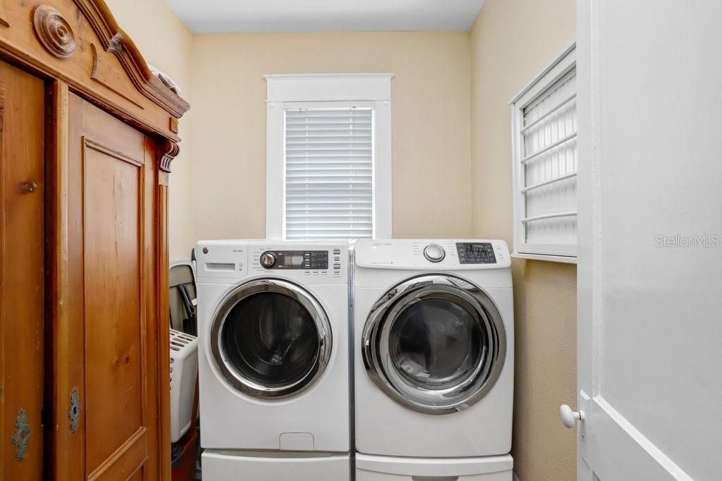 合同活跃: $1,699,000 (4 贝兹, 3 浴室, 3010 平方英尺)