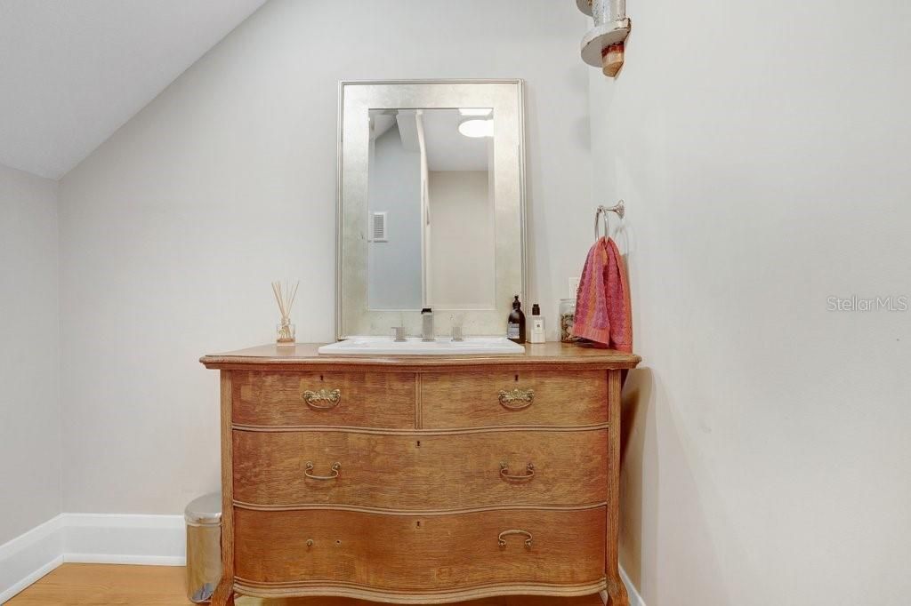 合同活跃: $1,699,000 (4 贝兹, 3 浴室, 3010 平方英尺)