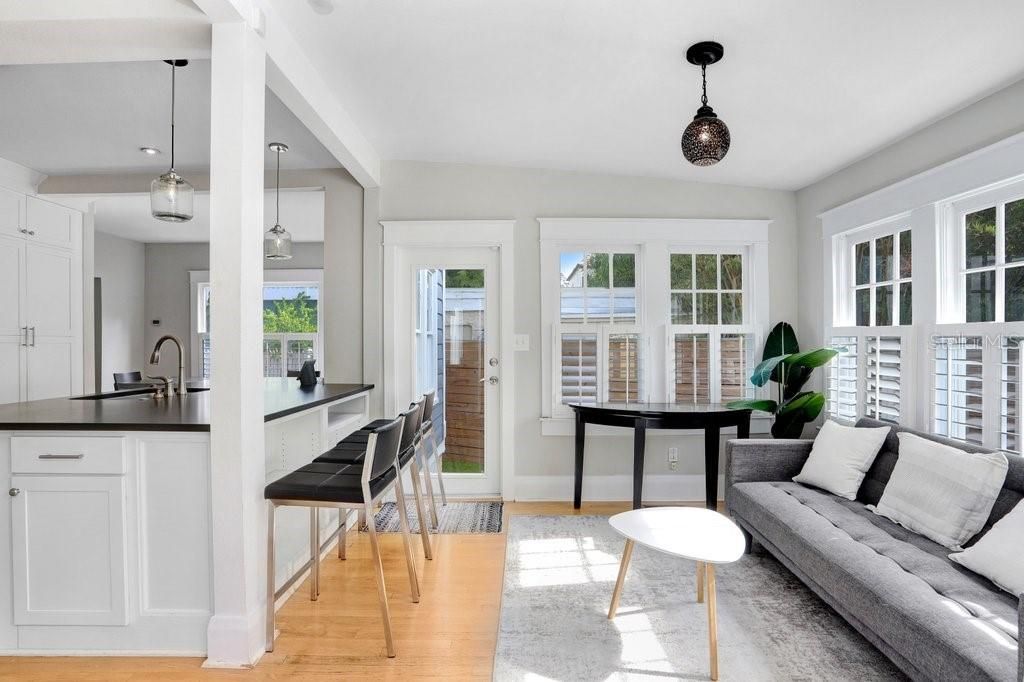 合同活跃: $1,699,000 (4 贝兹, 3 浴室, 3010 平方英尺)