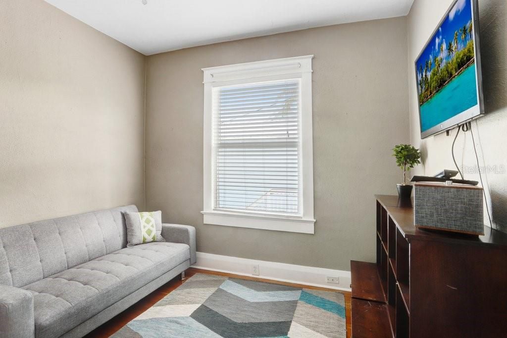 合同活跃: $1,699,000 (4 贝兹, 3 浴室, 3010 平方英尺)