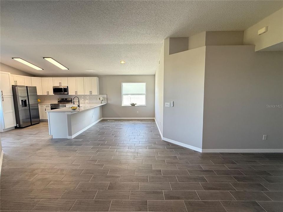 Active With Contract: $344,900 (3 beds, 2 baths, 1371 Square Feet)