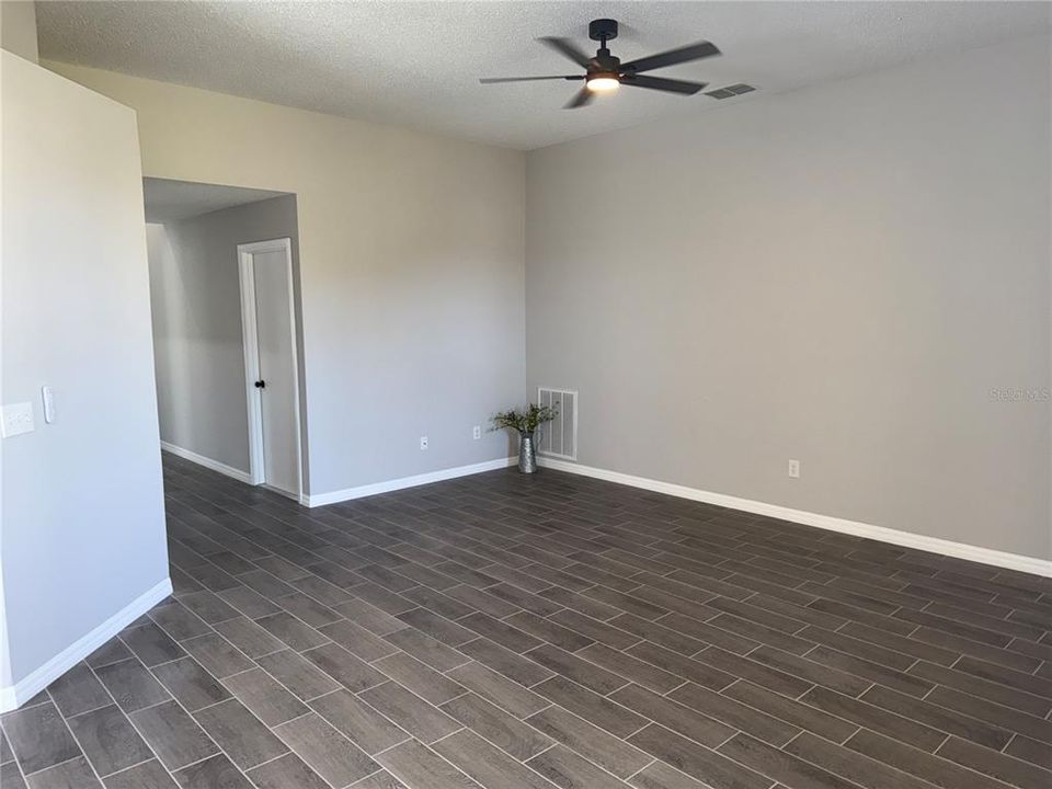 Active With Contract: $344,900 (3 beds, 2 baths, 1371 Square Feet)