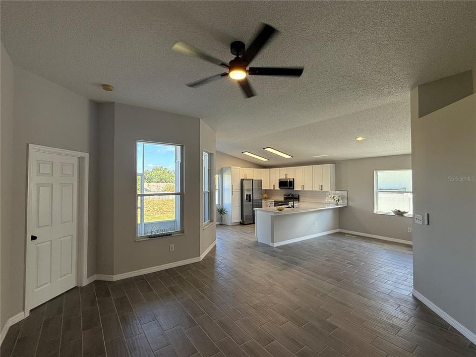 Active With Contract: $344,900 (3 beds, 2 baths, 1371 Square Feet)