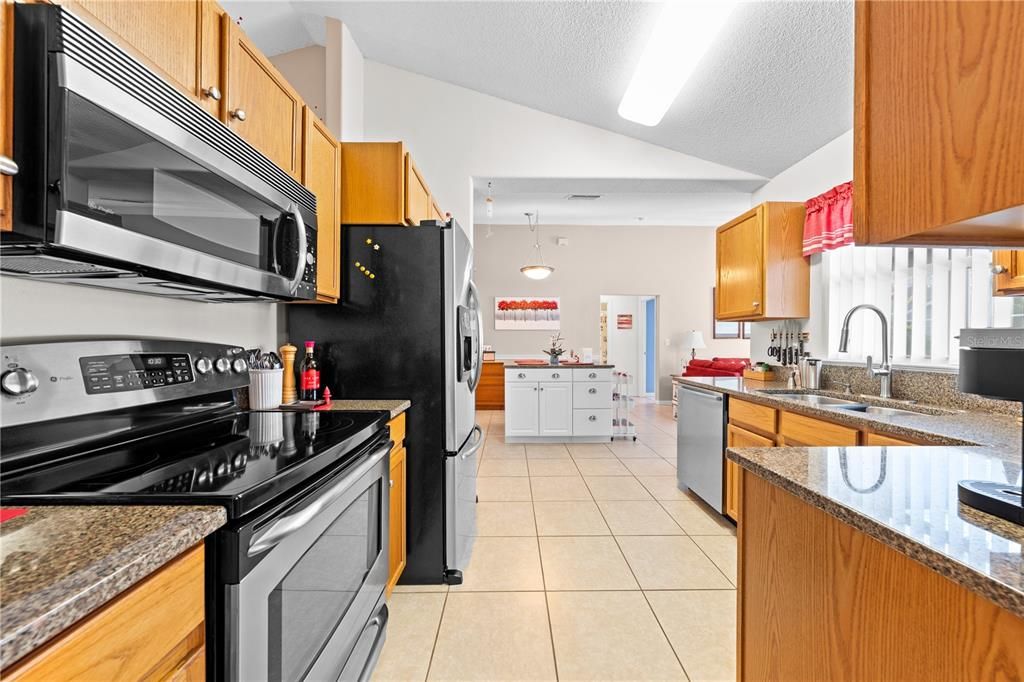 Active With Contract: $385,000 (3 beds, 2 baths, 1686 Square Feet)