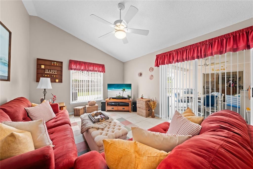 Active With Contract: $385,000 (3 beds, 2 baths, 1686 Square Feet)