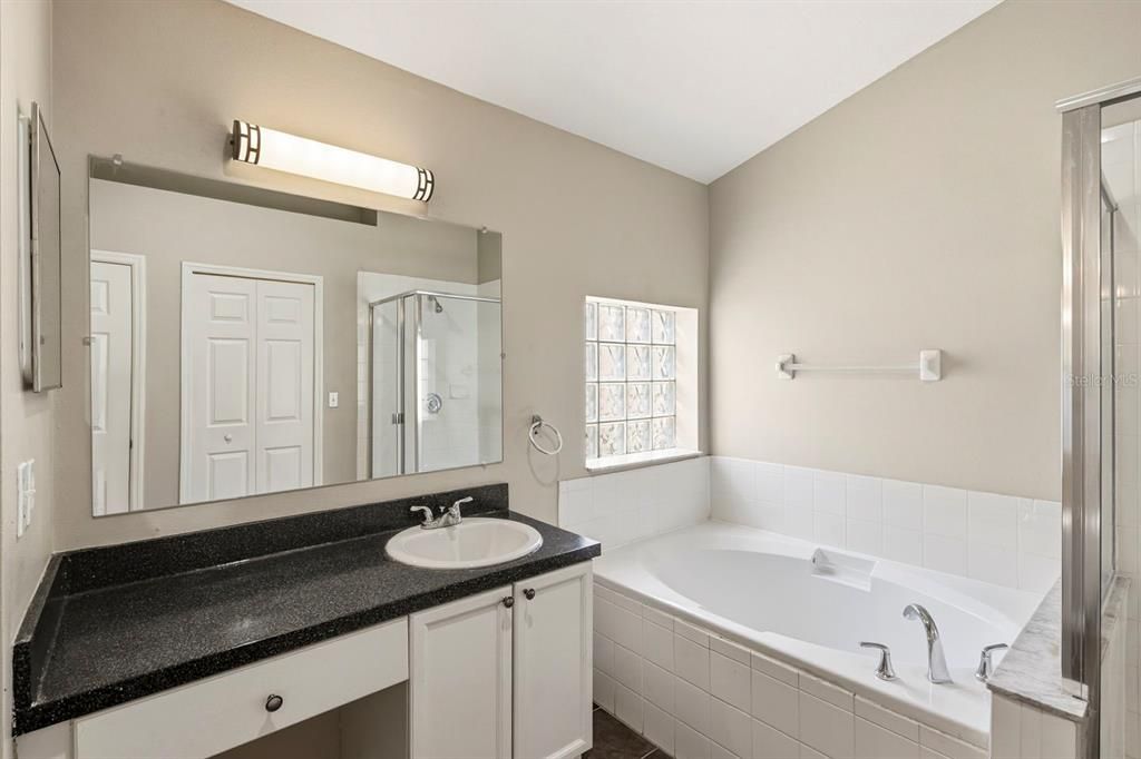 合同活跃: $319,900 (3 贝兹, 2 浴室, 1634 平方英尺)