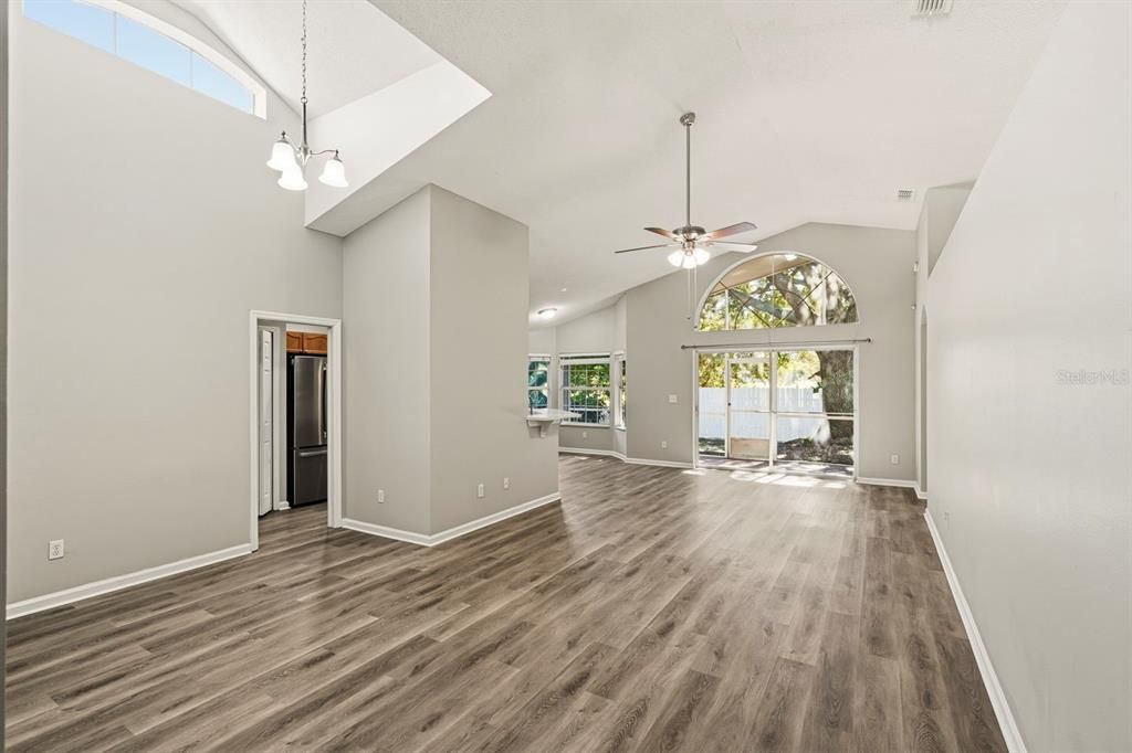 合同活跃: $319,900 (3 贝兹, 2 浴室, 1634 平方英尺)