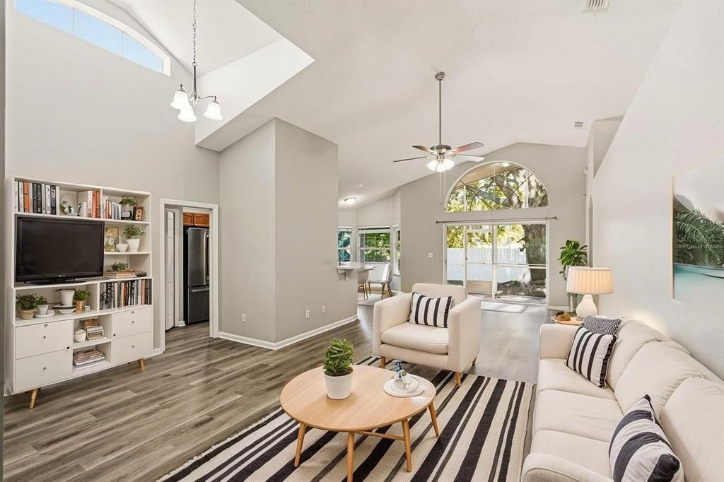 合同活跃: $319,900 (3 贝兹, 2 浴室, 1634 平方英尺)