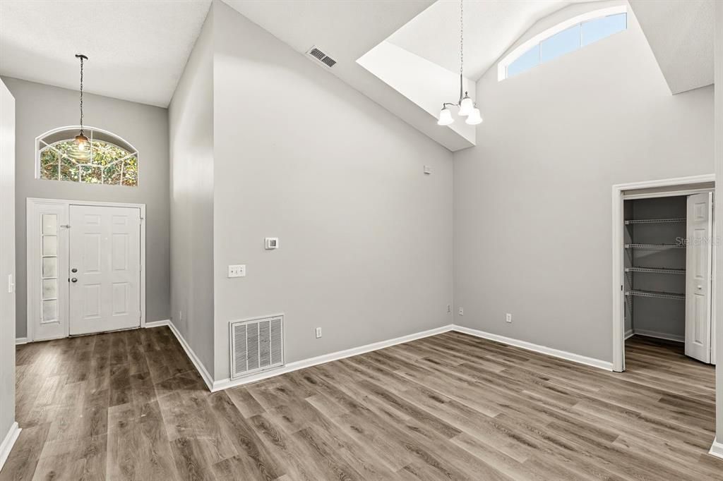 合同活跃: $319,900 (3 贝兹, 2 浴室, 1634 平方英尺)