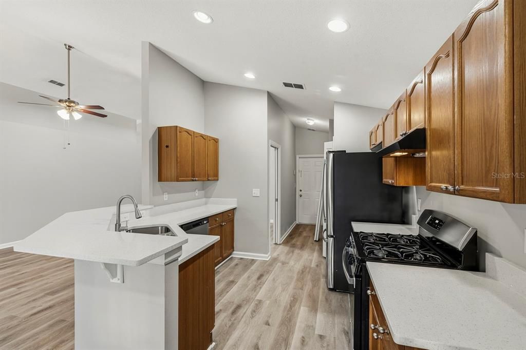 合同活跃: $319,900 (3 贝兹, 2 浴室, 1634 平方英尺)