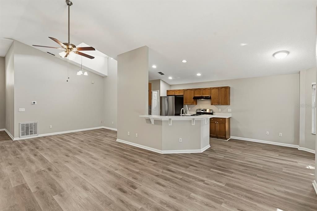 合同活跃: $319,900 (3 贝兹, 2 浴室, 1634 平方英尺)