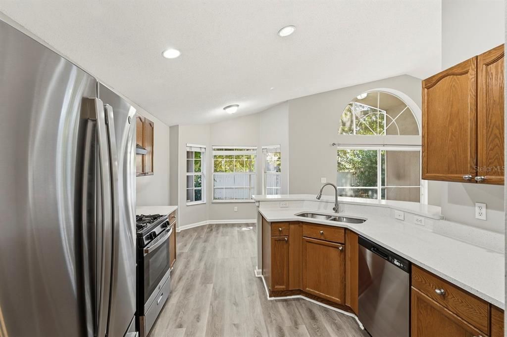 合同活跃: $319,900 (3 贝兹, 2 浴室, 1634 平方英尺)