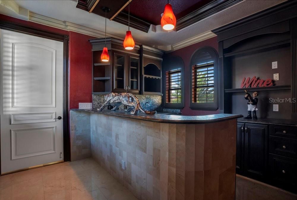 Activo con contrato: $2,190,000 (5 camas, 6 baños, 5838 Pies cuadrados)