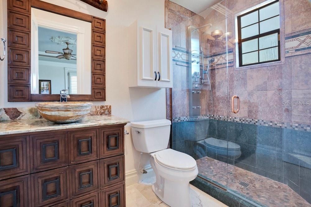 Activo con contrato: $2,190,000 (5 camas, 6 baños, 5838 Pies cuadrados)