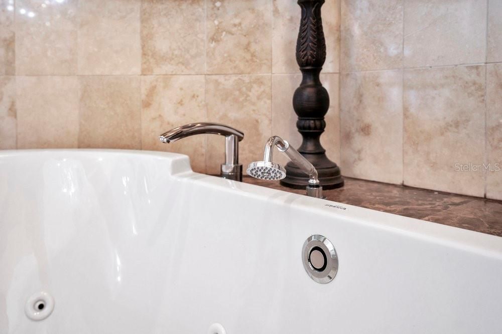 Activo con contrato: $2,190,000 (5 camas, 6 baños, 5838 Pies cuadrados)