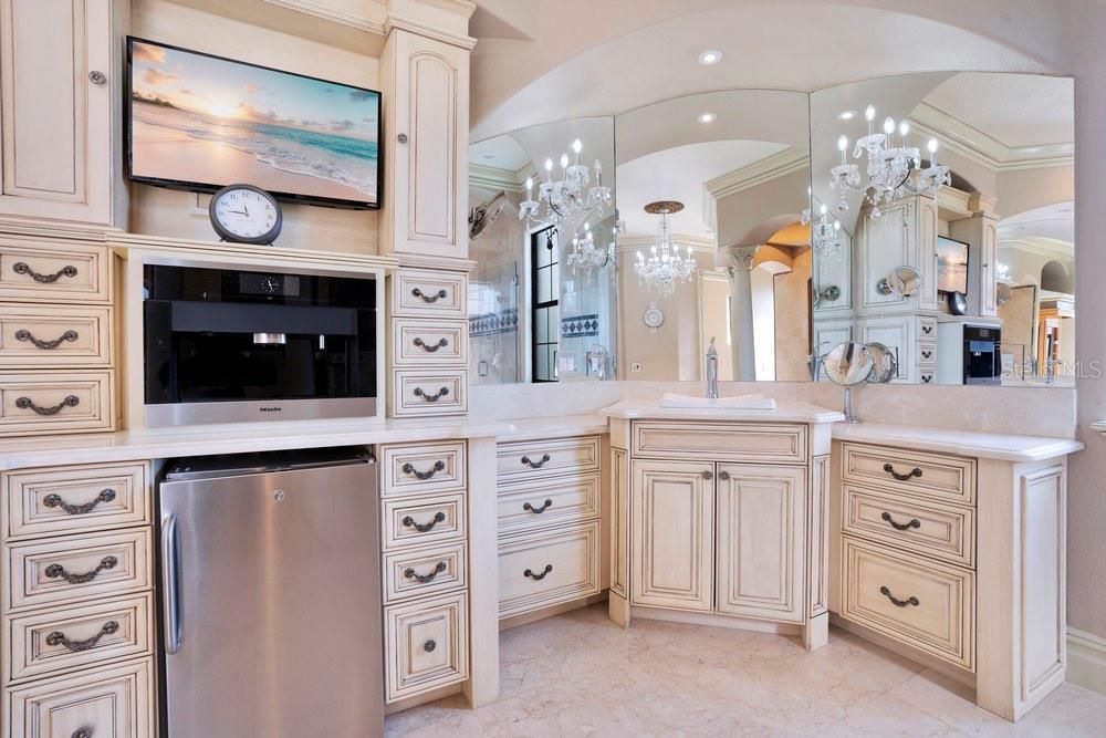 Activo con contrato: $2,190,000 (5 camas, 6 baños, 5838 Pies cuadrados)