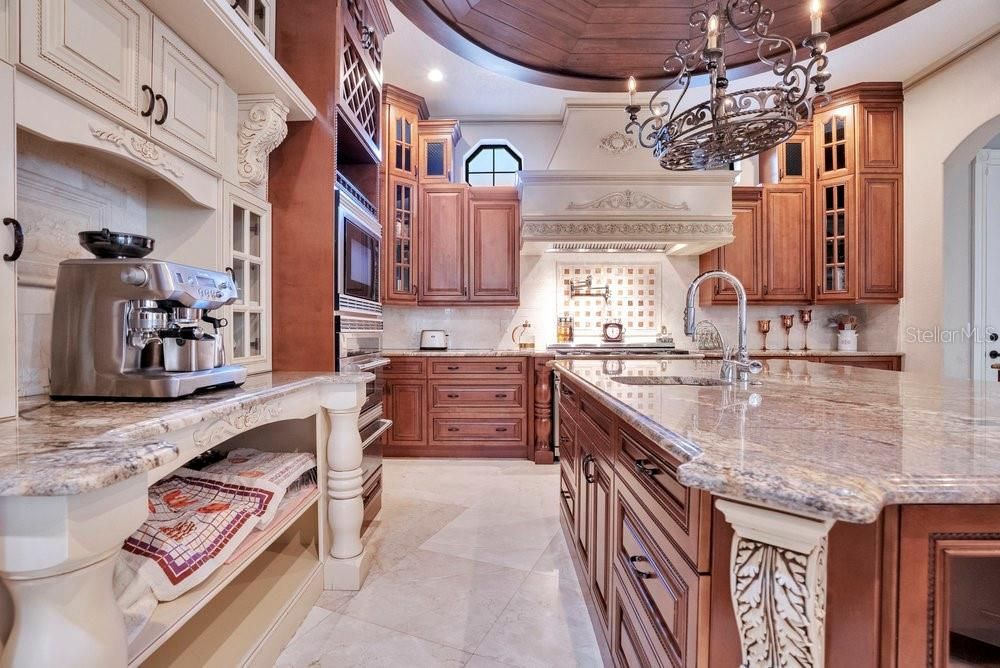 Activo con contrato: $2,190,000 (5 camas, 6 baños, 5838 Pies cuadrados)