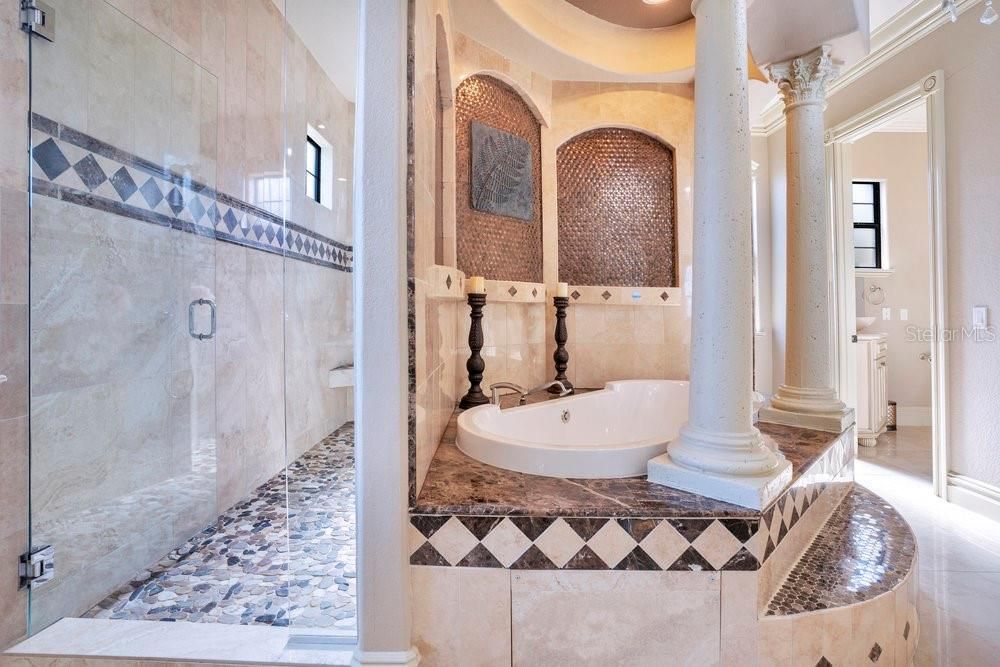 Activo con contrato: $2,190,000 (5 camas, 6 baños, 5838 Pies cuadrados)