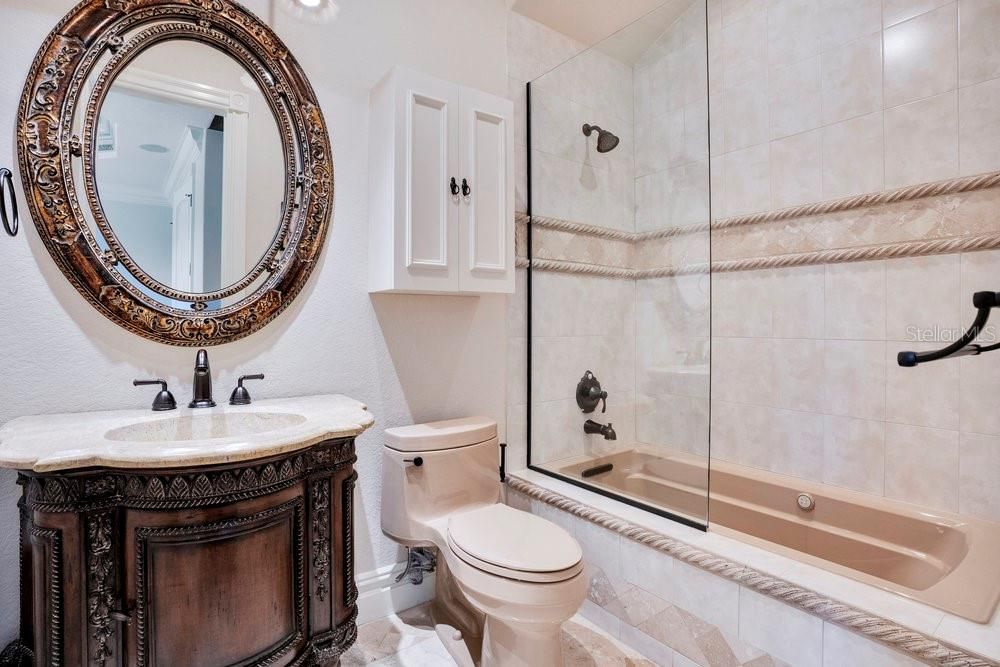 Activo con contrato: $2,190,000 (5 camas, 6 baños, 5838 Pies cuadrados)