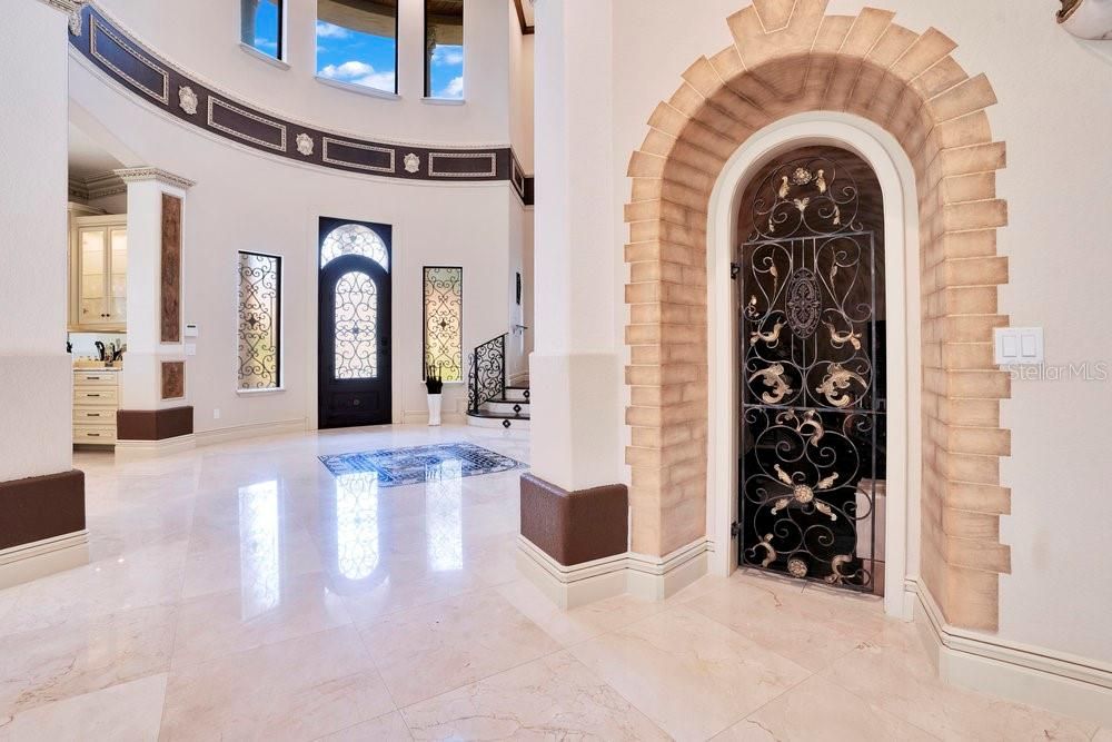 Activo con contrato: $2,190,000 (5 camas, 6 baños, 5838 Pies cuadrados)