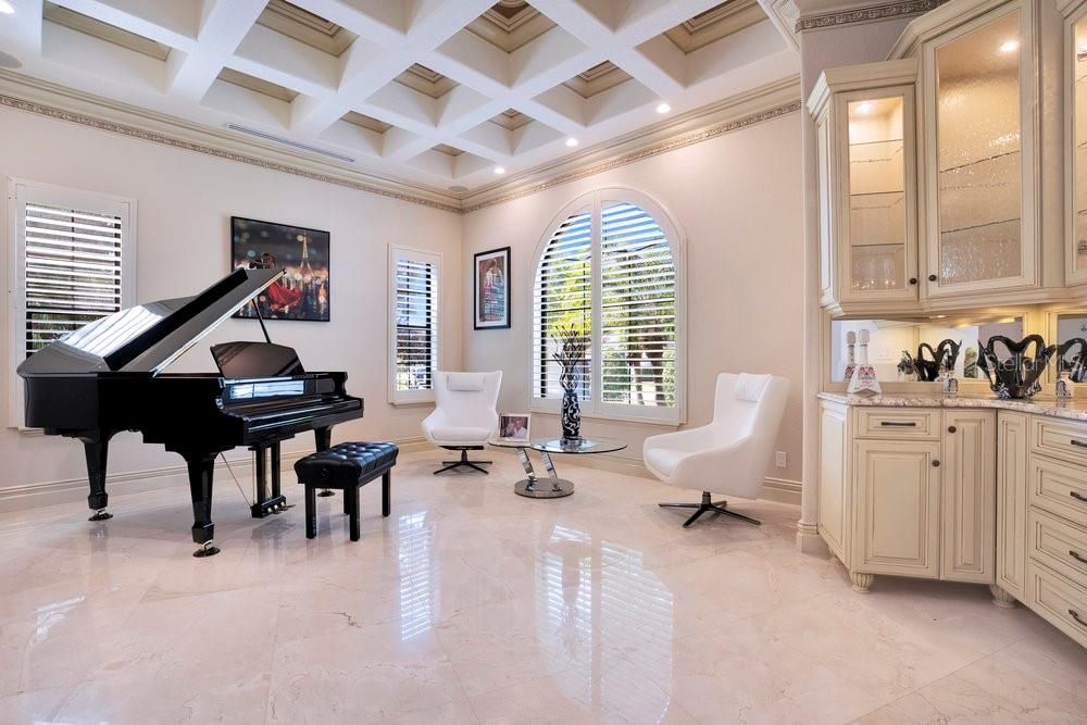 Activo con contrato: $2,190,000 (5 camas, 6 baños, 5838 Pies cuadrados)