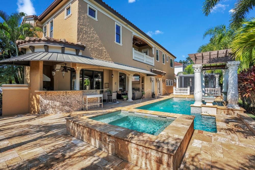 Activo con contrato: $2,190,000 (5 camas, 6 baños, 5838 Pies cuadrados)