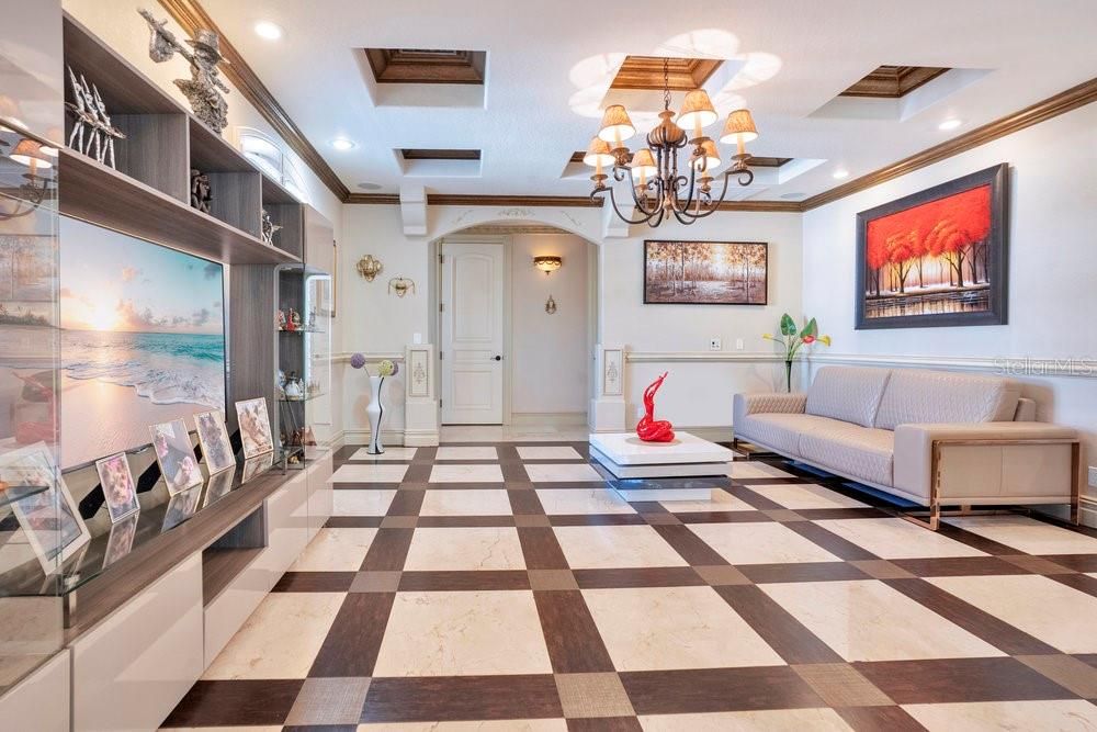 Activo con contrato: $2,190,000 (5 camas, 6 baños, 5838 Pies cuadrados)