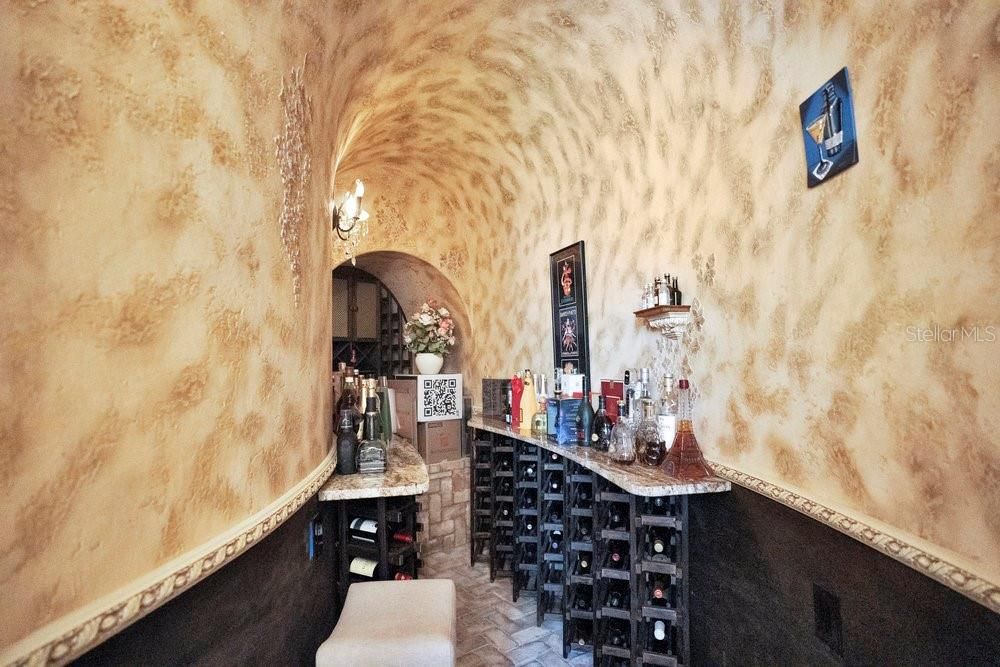 Activo con contrato: $2,190,000 (5 camas, 6 baños, 5838 Pies cuadrados)