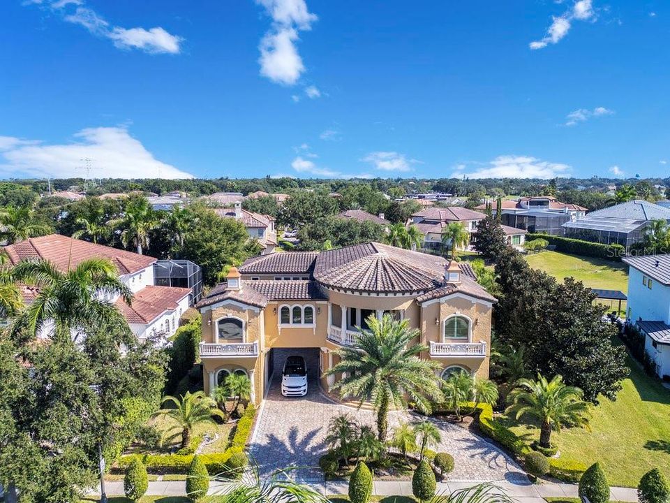 Activo con contrato: $2,190,000 (5 camas, 6 baños, 5838 Pies cuadrados)