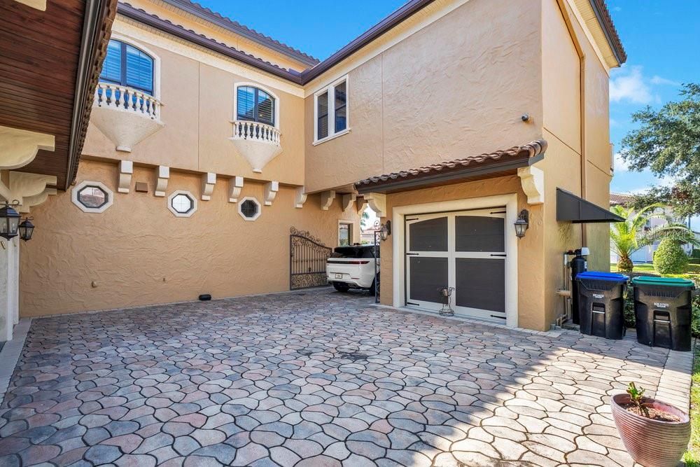 Activo con contrato: $2,190,000 (5 camas, 6 baños, 5838 Pies cuadrados)