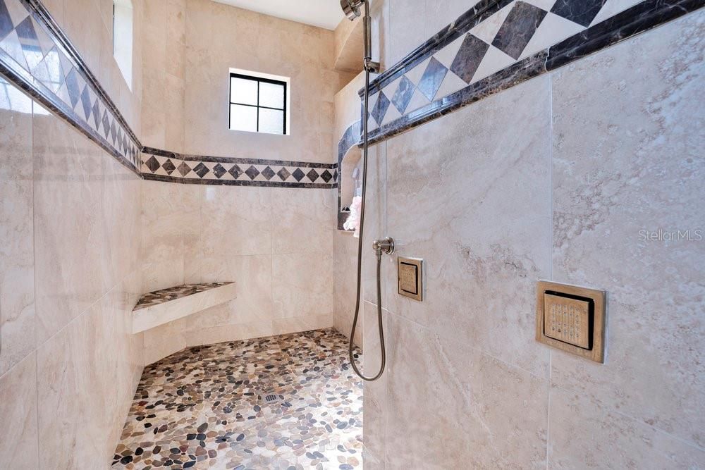 Activo con contrato: $2,190,000 (5 camas, 6 baños, 5838 Pies cuadrados)