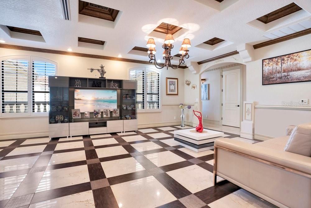 Activo con contrato: $2,190,000 (5 camas, 6 baños, 5838 Pies cuadrados)