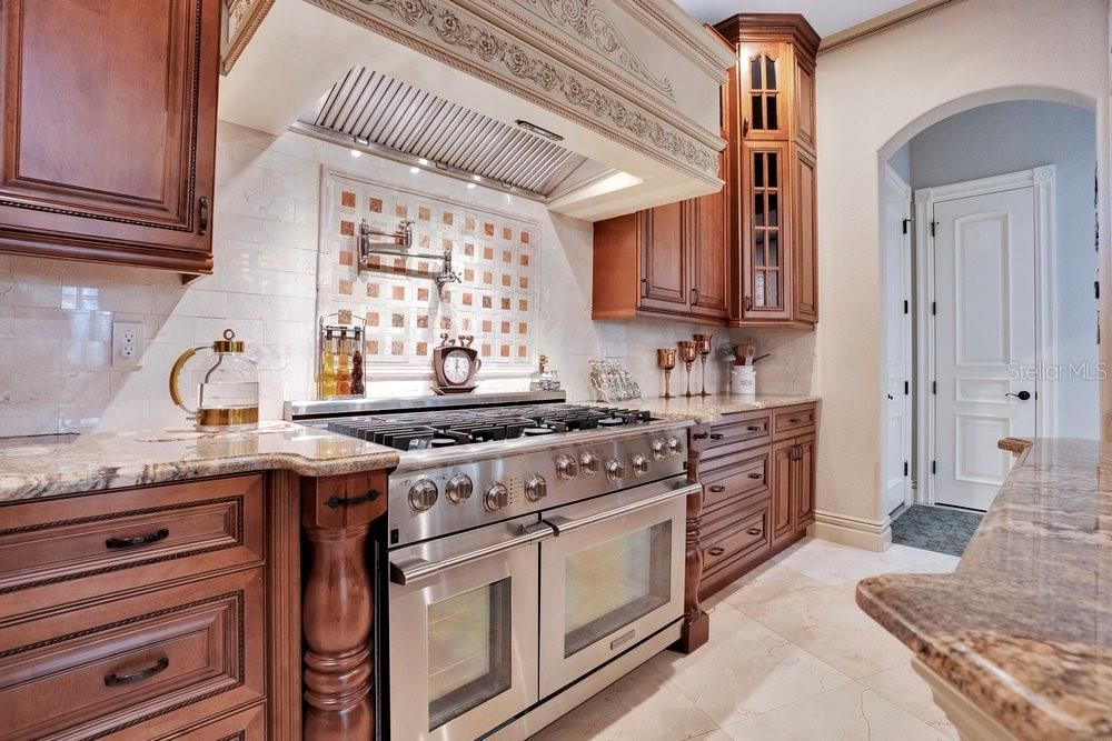 Activo con contrato: $2,190,000 (5 camas, 6 baños, 5838 Pies cuadrados)