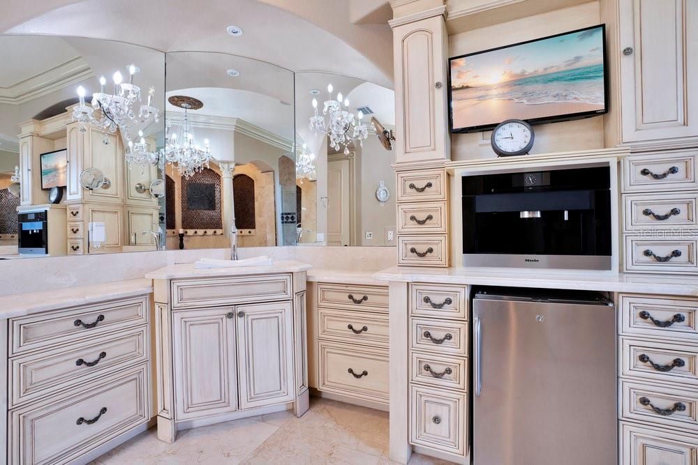 Activo con contrato: $2,190,000 (5 camas, 6 baños, 5838 Pies cuadrados)