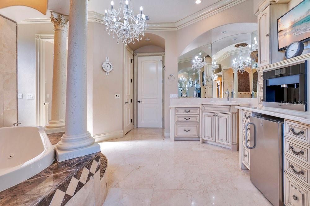 Activo con contrato: $2,190,000 (5 camas, 6 baños, 5838 Pies cuadrados)