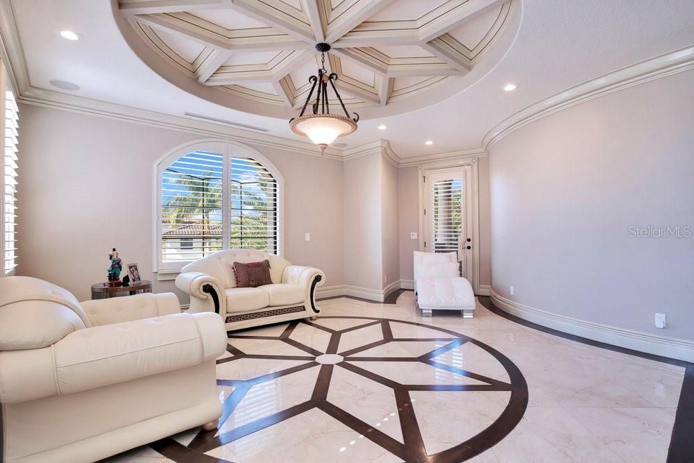 Activo con contrato: $2,190,000 (5 camas, 6 baños, 5838 Pies cuadrados)