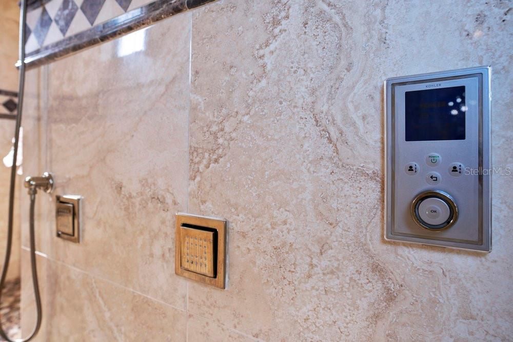 Activo con contrato: $2,190,000 (5 camas, 6 baños, 5838 Pies cuadrados)