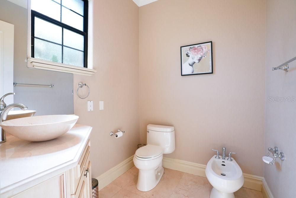 Activo con contrato: $2,190,000 (5 camas, 6 baños, 5838 Pies cuadrados)