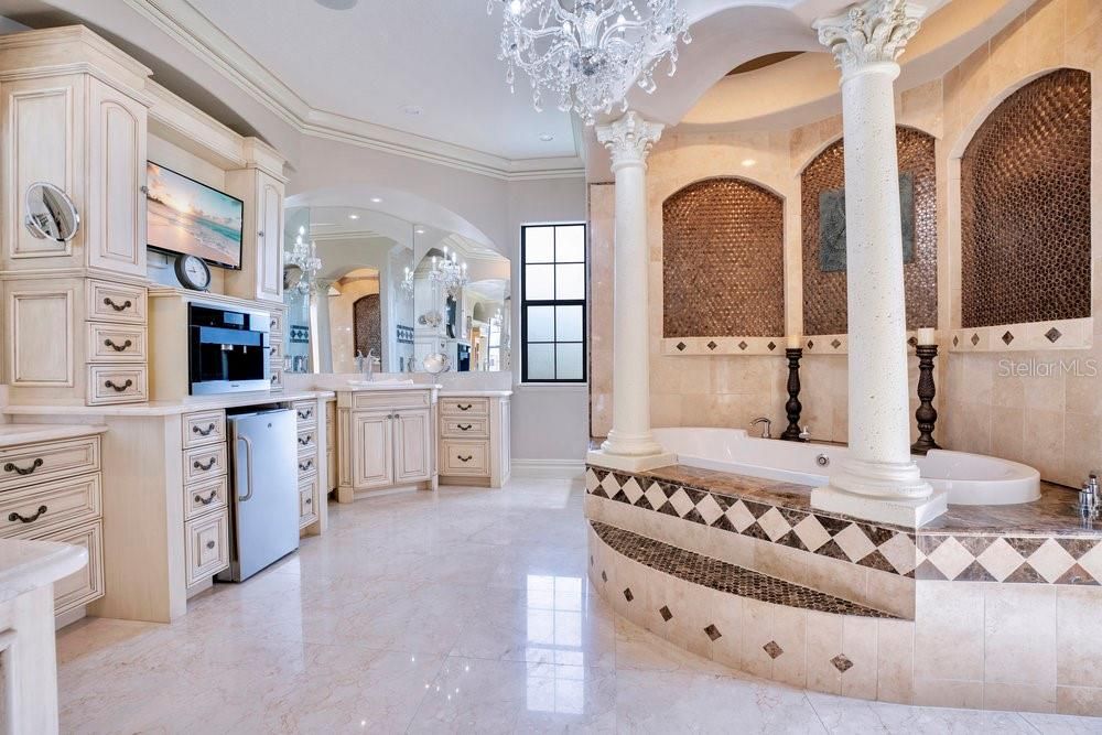 Activo con contrato: $2,190,000 (5 camas, 6 baños, 5838 Pies cuadrados)