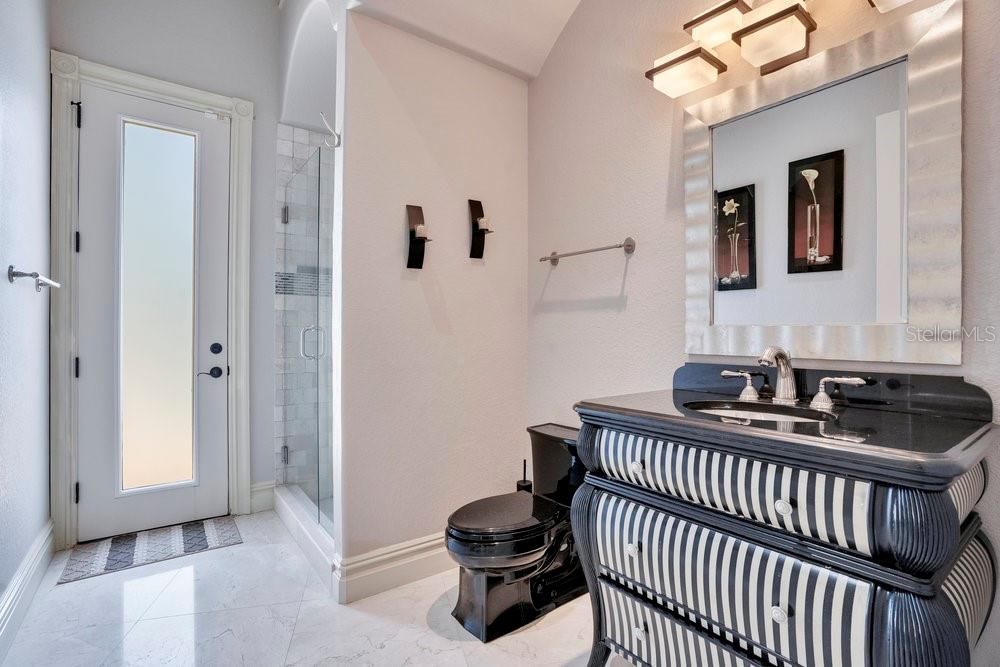 Activo con contrato: $2,190,000 (5 camas, 6 baños, 5838 Pies cuadrados)